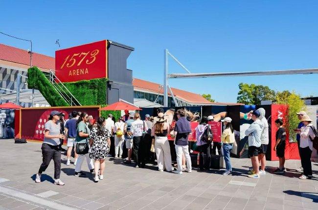 中国漆扇吸引了众多澳网观众排队体验