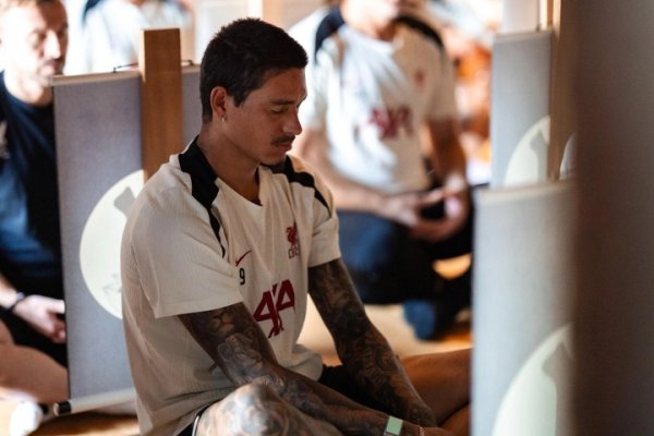 🧘遁入佛门！利物浦日本行造访寺庙，在僧人指导下进行早晨冥想