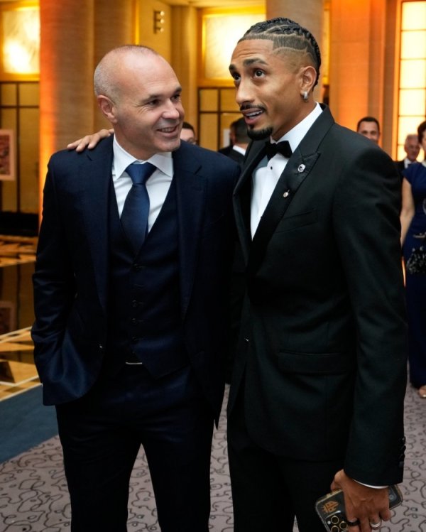 巴萨官方晒伊涅斯塔和拉菲尼亚合影：Iniesta x Rapha