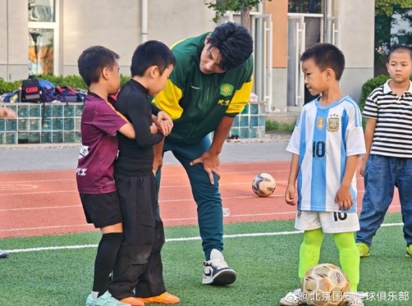 国安球员走进北京小学翡翠城分校，开展古代足球    公益课活动
