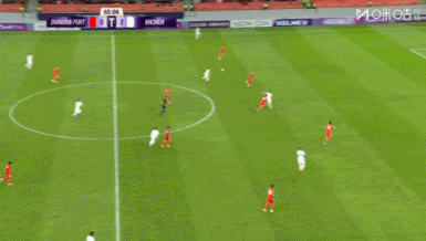 基操勿怪……傅欢后场接队友传球，一个停球直接把球漏出界