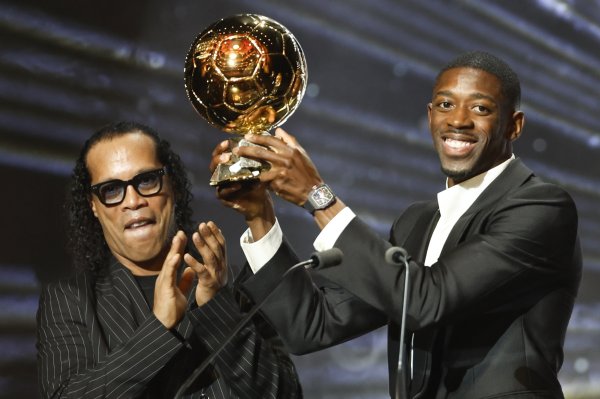 载誉而归！RMC：登贝莱将金球奖杯带回家乡，引发热潮