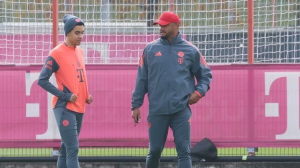 图片报：穆西亚拉今天观看队友练习  ，并给球迷们签名