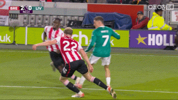 加克波禁区倒地未判点！官方：VAR确认科林斯对加克波未构成犯规