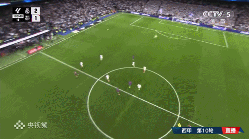 卡瓦哈尔先冲亚马尔做手势，亚马尔伸手与他握手，握手拥抱后开吵