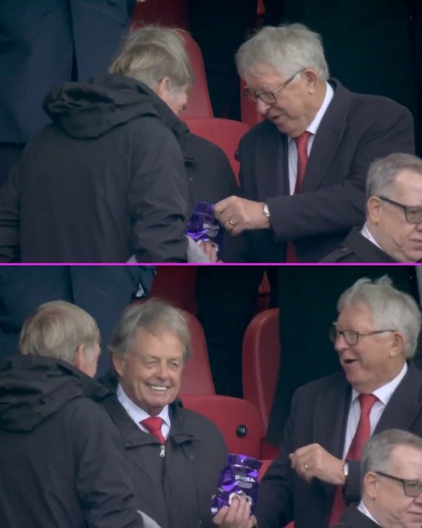 曼联领跑  ！弗格森在看台上分享巧克力给达格利什，弗爵笑得超开心