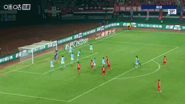 梅州扳回一个！奥马尔松门前乱战中补射得手，梅州1-2大连