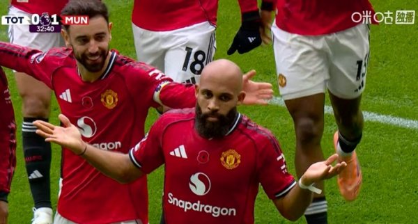 双手一摊我是老詹🤣姆伯莫得分  后摊手庆祝，身后B费摸头杀已至