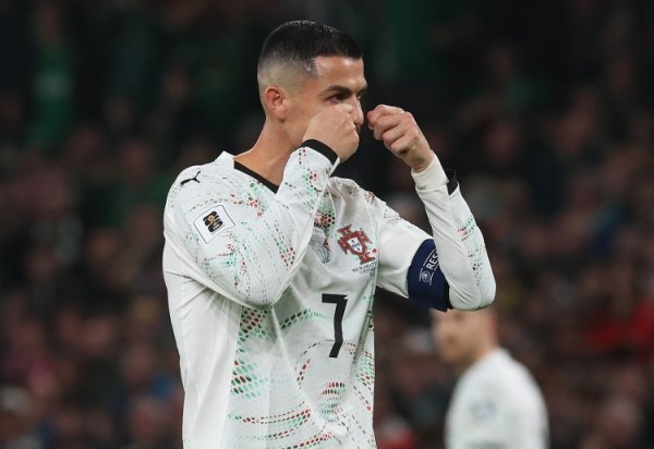 肘击染红！B费：C罗知道自己错了，他为当时的反应付出了代价